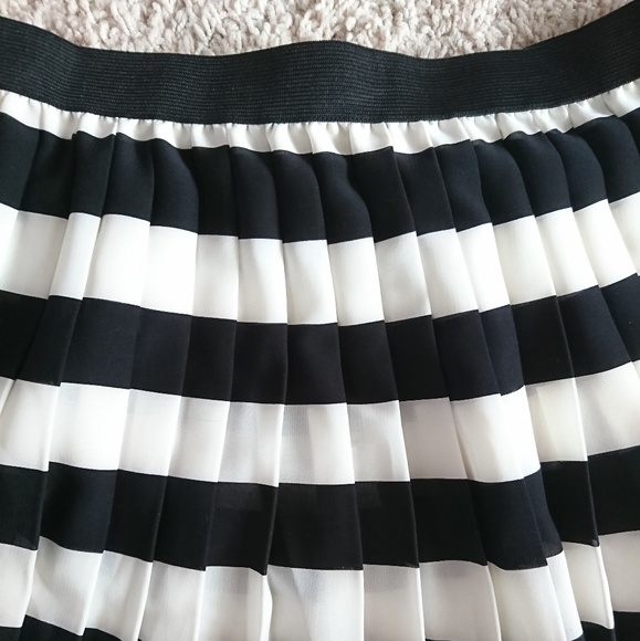 H&M Black and White Stripes Pleated Skirt - Picture 2 of 2